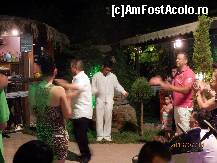 [P14] seara cu muzica greceasca live. in dreapta, cu tricou roz este Aris » foto by nuvreau
 - 
<span class="allrVoted glyphicon glyphicon-heart hidden" id="av449346"></span>
<a class="m-l-10 hidden" id="sv449346" onclick="voting_Foto_DelVot(,449346,11907)" role="button">șterge vot <span class="glyphicon glyphicon-remove"></span></a>
<a id="v9449346" class=" c-red"  onclick="voting_Foto_SetVot(449346)" role="button"><span class="glyphicon glyphicon-heart-empty"></span> <b>LIKE</b> = Votează poza</a> <img class="hidden"  id="f449346W9" src="/imagini/loader.gif" border="0" /><span class="AjErrMes hidden" id="e449346ErM"></span>
