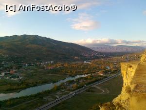 [P25] Mtskheta - vedere de la biserica Jvari: râul Aragvi care vine din nord, dinspre lacul de acumulare de la Zhinvali; alături de el - autostrada Tbilisi–Senaki–Leselidze (E60) » foto by calator2000
 - 
<span class="allrVoted glyphicon glyphicon-heart hidden" id="av813529"></span>
<a class="m-l-10 hidden" id="sv813529" onclick="voting_Foto_DelVot(,813529,11911)" role="button">șterge vot <span class="glyphicon glyphicon-remove"></span></a>
<a id="v9813529" class=" c-red"  onclick="voting_Foto_SetVot(813529)" role="button"><span class="glyphicon glyphicon-heart-empty"></span> <b>LIKE</b> = Votează poza</a> <img class="hidden"  id="f813529W9" src="/imagini/loader.gif" border="0" /><span class="AjErrMes hidden" id="e813529ErM"></span>