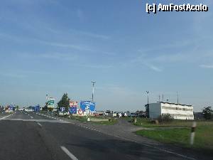 [P02] Trecerea în Austria se face fără niciun obstacol şi dacă nu ar fi limitarea de viteză şi necesitatea achiziţionării vinietei, nici nu s-ar observa tracerea. Asta pentru că oricum şi în Ungaria şi în Austria suntem în spaţiul Schengen.  » foto by Costi
 - 
<span class="allrVoted glyphicon glyphicon-heart hidden" id="av347380"></span>
<a class="m-l-10 hidden" id="sv347380" onclick="voting_Foto_DelVot(,347380,12195)" role="button">șterge vot <span class="glyphicon glyphicon-remove"></span></a>
<a id="v9347380" class=" c-red"  onclick="voting_Foto_SetVot(347380)" role="button"><span class="glyphicon glyphicon-heart-empty"></span> <b>LIKE</b> = Votează poza</a> <img class="hidden"  id="f347380W9" src="/imagini/loader.gif" border="0" /><span class="AjErrMes hidden" id="e347380ErM"></span>
