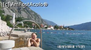 [P18] Vila PM, Dobrota, Kotor, Muntenegru. Vedere de pe balcon. Zona de intrat în apă » foto by ungureanica
 - 
<span class="allrVoted glyphicon glyphicon-heart hidden" id="av1001598"></span>
<a class="m-l-10 hidden" id="sv1001598" onclick="voting_Foto_DelVot(,1001598,12220)" role="button">șterge vot <span class="glyphicon glyphicon-remove"></span></a>
<a id="v91001598" class=" c-red"  onclick="voting_Foto_SetVot(1001598)" role="button"><span class="glyphicon glyphicon-heart-empty"></span> <b>LIKE</b> = Votează poza</a> <img class="hidden"  id="f1001598W9" src="/imagini/loader.gif" border="0" /><span class="AjErrMes hidden" id="e1001598ErM"></span>