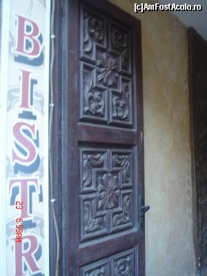 [P02] Usa cu decoratii in lemn de la intrarea in hotel » foto by crismis
 - 
<span class="allrVoted glyphicon glyphicon-heart hidden" id="av564275"></span>
<a class="m-l-10 hidden" id="sv564275" onclick="voting_Foto_DelVot(,564275,12385)" role="button">șterge vot <span class="glyphicon glyphicon-remove"></span></a>
<a id="v9564275" class=" c-red"  onclick="voting_Foto_SetVot(564275)" role="button"><span class="glyphicon glyphicon-heart-empty"></span> <b>LIKE</b> = Votează poza</a> <img class="hidden"  id="f564275W9" src="/imagini/loader.gif" border="0" /><span class="AjErrMes hidden" id="e564275ErM"></span>