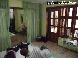 [P02] Usa si geamul care dau ambele spre curtea interioara. Exista jaluzele, foarte necesare seara, cand se aprinde lumina in camera.  » foto by dannaa
 - 
<span class="allrVoted glyphicon glyphicon-heart hidden" id="av565245"></span>
<a class="m-l-10 hidden" id="sv565245" onclick="voting_Foto_DelVot(,565245,12385)" role="button">șterge vot <span class="glyphicon glyphicon-remove"></span></a>
<a id="v9565245" class=" c-red"  onclick="voting_Foto_SetVot(565245)" role="button"><span class="glyphicon glyphicon-heart-empty"></span> <b>LIKE</b> = Votează poza</a> <img class="hidden"  id="f565245W9" src="/imagini/loader.gif" border="0" /><span class="AjErrMes hidden" id="e565245ErM"></span>