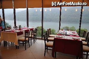 [P19] Vedera superba spre lac de la mesele din interior din restaurant » foto by Catzus
 - 
<span class="allrVoted glyphicon glyphicon-heart hidden" id="av454498"></span>
<a class="m-l-10 hidden" id="sv454498" onclick="voting_Foto_DelVot(,454498,12511)" role="button">șterge vot <span class="glyphicon glyphicon-remove"></span></a>
<a id="v9454498" class=" c-red"  onclick="voting_Foto_SetVot(454498)" role="button"><span class="glyphicon glyphicon-heart-empty"></span> <b>LIKE</b> = Votează poza</a> <img class="hidden"  id="f454498W9" src="/imagini/loader.gif" border="0" /><span class="AjErrMes hidden" id="e454498ErM"></span>