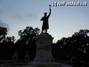 [P08] Chisinau - Stefan cel Mare si Sfant, statuia aflata la intrare in Parcul Poporului, vazuta dupa lasarea serii.  » foto by iulianic
 - 
<span class="allrVoted glyphicon glyphicon-heart hidden" id="av358991"></span>
<a class="m-l-10 hidden" id="sv358991" onclick="voting_Foto_DelVot(,358991,12581)" role="button">șterge vot <span class="glyphicon glyphicon-remove"></span></a>
<a id="v9358991" class=" c-red"  onclick="voting_Foto_SetVot(358991)" role="button"><span class="glyphicon glyphicon-heart-empty"></span> <b>LIKE</b> = Votează poza</a> <img class="hidden"  id="f358991W9" src="/imagini/loader.gif" border="0" /><span class="AjErrMes hidden" id="e358991ErM"></span>