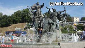 [P13] Monumentul fondatorilor Kyivului, Fraţii Ki, Şcek, Horiv şi sora lor, Lîbid. Monumentul se află în Maidan Nezalezhnosti (Piaţa Independenţei)  » foto by Costi
 - 
<span class="allrVoted glyphicon glyphicon-heart hidden" id="av452368"></span>
<a class="m-l-10 hidden" id="sv452368" onclick="voting_Foto_DelVot(,452368,12581)" role="button">șterge vot <span class="glyphicon glyphicon-remove"></span></a>
<a id="v9452368" class=" c-red"  onclick="voting_Foto_SetVot(452368)" role="button"><span class="glyphicon glyphicon-heart-empty"></span> <b>LIKE</b> = Votează poza</a> <img class="hidden"  id="f452368W9" src="/imagini/loader.gif" border="0" /><span class="AjErrMes hidden" id="e452368ErM"></span>