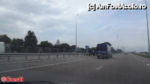 [P40] După cum vedeţi, o căruţă aşteaptă cuminte să poată întoarce pe autostradă!  » foto by Costi
 - 
<span class="allrVoted glyphicon glyphicon-heart hidden" id="av455135"></span>
<a class="m-l-10 hidden" id="sv455135" onclick="voting_Foto_DelVot(,455135,12581)" role="button">șterge vot <span class="glyphicon glyphicon-remove"></span></a>
<a id="v9455135" class=" c-red"  onclick="voting_Foto_SetVot(455135)" role="button"><span class="glyphicon glyphicon-heart-empty"></span> <b>LIKE</b> = Votează poza</a> <img class="hidden"  id="f455135W9" src="/imagini/loader.gif" border="0" /><span class="AjErrMes hidden" id="e455135ErM"></span>