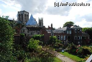 [P11] Un inn si un restaurant iar in spate York Minster » foto by elena_iasi
 - 
<span class="allrVoted glyphicon glyphicon-heart hidden" id="av360315"></span>
<a class="m-l-10 hidden" id="sv360315" onclick="voting_Foto_DelVot(,360315,12611)" role="button">șterge vot <span class="glyphicon glyphicon-remove"></span></a>
<a id="v9360315" class=" c-red"  onclick="voting_Foto_SetVot(360315)" role="button"><span class="glyphicon glyphicon-heart-empty"></span> <b>LIKE</b> = Votează poza</a> <img class="hidden"  id="f360315W9" src="/imagini/loader.gif" border="0" /><span class="AjErrMes hidden" id="e360315ErM"></span>