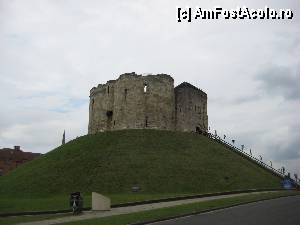 [P21] Clifford's Tower » foto by elena_iasi
 - 
<span class="allrVoted glyphicon glyphicon-heart hidden" id="av360325"></span>
<a class="m-l-10 hidden" id="sv360325" onclick="voting_Foto_DelVot(,360325,12611)" role="button">șterge vot <span class="glyphicon glyphicon-remove"></span></a>
<a id="v9360325" class=" c-red"  onclick="voting_Foto_SetVot(360325)" role="button"><span class="glyphicon glyphicon-heart-empty"></span> <b>LIKE</b> = Votează poza</a> <img class="hidden"  id="f360325W9" src="/imagini/loader.gif" border="0" /><span class="AjErrMes hidden" id="e360325ErM"></span>