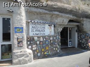 [P57] Sant' Angelo, magazin cu obiecte de ceramică, săpat direct în stâncă.  » foto by maryka
 - 
<span class="allrVoted glyphicon glyphicon-heart hidden" id="av1096347"></span>
<a class="m-l-10 hidden" id="sv1096347" onclick="voting_Foto_DelVot(,1096347,12624)" role="button">șterge vot <span class="glyphicon glyphicon-remove"></span></a>
<a id="v91096347" class=" c-red"  onclick="voting_Foto_SetVot(1096347)" role="button"><span class="glyphicon glyphicon-heart-empty"></span> <b>LIKE</b> = Votează poza</a> <img class="hidden"  id="f1096347W9" src="/imagini/loader.gif" border="0" /><span class="AjErrMes hidden" id="e1096347ErM"></span>