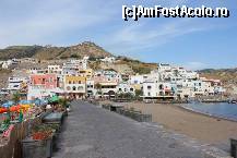 [P12] Sant’Angelo, un micuț sat de pescari, aflat pe coastă, seamănă mult cu sătucele de pe insulele grecești, cu case albe și colorate construite în stâncă.  » foto by gettutza
 - 
<span class="allrVoted glyphicon glyphicon-heart hidden" id="av492448"></span>
<a class="m-l-10 hidden" id="sv492448" onclick="voting_Foto_DelVot(,492448,12624)" role="button">șterge vot <span class="glyphicon glyphicon-remove"></span></a>
<a id="v9492448" class=" c-red"  onclick="voting_Foto_SetVot(492448)" role="button"><span class="glyphicon glyphicon-heart-empty"></span> <b>LIKE</b> = Votează poza</a> <img class="hidden"  id="f492448W9" src="/imagini/loader.gif" border="0" /><span class="AjErrMes hidden" id="e492448ErM"></span>