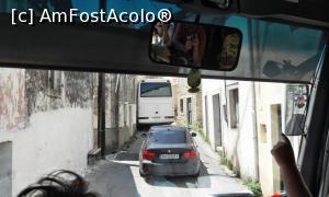 [P13] Până aici ne-a fost! Autocarul din faţă a rămas înţepenit între ziduri. Oare îl va putea ajuta vrânceanul nostru cu bemveu?  » foto by Lucien
 - 
<span class="allrVoted glyphicon glyphicon-heart hidden" id="av735990"></span>
<a class="m-l-10 hidden" id="sv735990" onclick="voting_Foto_DelVot(,735990,12630)" role="button">șterge vot <span class="glyphicon glyphicon-remove"></span></a>
<a id="v9735990" class=" c-red"  onclick="voting_Foto_SetVot(735990)" role="button"><span class="glyphicon glyphicon-heart-empty"></span> <b>LIKE</b> = Votează poza</a> <img class="hidden"  id="f735990W9" src="/imagini/loader.gif" border="0" /><span class="AjErrMes hidden" id="e735990ErM"></span>