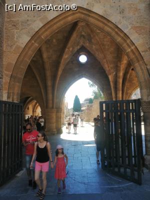 [P17] Intrarea in curtea interioara a Palatului » foto by Cristian_h
 - 
<span class="allrVoted glyphicon glyphicon-heart hidden" id="av1502320"></span>
<a class="m-l-10 hidden" id="sv1502320" onclick="voting_Foto_DelVot(,1502320,12653)" role="button">șterge vot <span class="glyphicon glyphicon-remove"></span></a>
<a id="v91502320" class=" c-red"  onclick="voting_Foto_SetVot(1502320)" role="button"><span class="glyphicon glyphicon-heart-empty"></span> <b>LIKE</b> = Votează poza</a> <img class="hidden"  id="f1502320W9" src="/imagini/loader.gif" border="0" /><span class="AjErrMes hidden" id="e1502320ErM"></span>