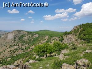 [P23] Vârfurile Cavalu (în stânga) și Țuțuiatu (în dreapta) văzute de pe culmea Ghinalțu din Munții Măcinului.  » foto by Floryn81
 - 
<span class="allrVoted glyphicon glyphicon-heart hidden" id="av1068767"></span>
<a class="m-l-10 hidden" id="sv1068767" onclick="voting_Foto_DelVot(,1068767,12680)" role="button">șterge vot <span class="glyphicon glyphicon-remove"></span></a>
<a id="v91068767" class=" c-red"  onclick="voting_Foto_SetVot(1068767)" role="button"><span class="glyphicon glyphicon-heart-empty"></span> <b>LIKE</b> = Votează poza</a> <img class="hidden"  id="f1068767W9" src="/imagini/loader.gif" border="0" /><span class="AjErrMes hidden" id="e1068767ErM"></span>