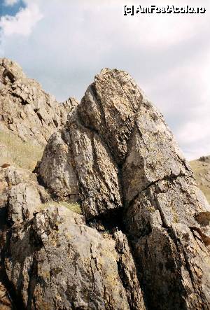 P10 [AUG-2013] Urcând pe culmea Pricopanului, întâlneşti stânci granitice impresionante, mărturie a orogenezei hercinice... 