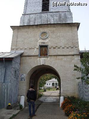 [P06] Mănăstirea Rătești / Accesul în curtea interioară a mănăstirii se face pe sub clopotnița ridicată în anul 1865.  » foto by Floryn81
 - 
<span class="allrVoted glyphicon glyphicon-heart hidden" id="av375192"></span>
<a class="m-l-10 hidden" id="sv375192" onclick="voting_Foto_DelVot(,375192,12715)" role="button">șterge vot <span class="glyphicon glyphicon-remove"></span></a>
<a id="v9375192" class=" c-red"  onclick="voting_Foto_SetVot(375192)" role="button"><span class="glyphicon glyphicon-heart-empty"></span> <b>LIKE</b> = Votează poza</a> <img class="hidden"  id="f375192W9" src="/imagini/loader.gif" border="0" /><span class="AjErrMes hidden" id="e375192ErM"></span>