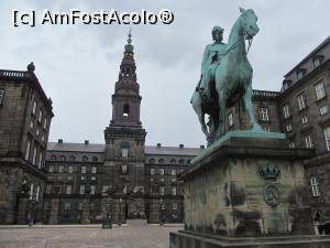 [P02] Palatul Christiansborg din Copenhaga - cândva reședința regală, astăzi aici este sediul Parlamentului sau este folosit de regină pentru primirea oaspeților. » foto by Aurici
 - 
<span class="allrVoted glyphicon glyphicon-heart hidden" id="av788778"></span>
<a class="m-l-10 hidden" id="sv788778" onclick="voting_Foto_DelVot(,788778,12754)" role="button">șterge vot <span class="glyphicon glyphicon-remove"></span></a>
<a id="v9788778" class=" c-red"  onclick="voting_Foto_SetVot(788778)" role="button"><span class="glyphicon glyphicon-heart-empty"></span> <b>LIKE</b> = Votează poza</a> <img class="hidden"  id="f788778W9" src="/imagini/loader.gif" border="0" /><span class="AjErrMes hidden" id="e788778ErM"></span>