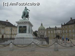 [P03] Palatul Amalienborg din Copenhaga - reședința regală. În spate se vede Biserica de Marmură, deosebită la interior. » foto by Aurici
 - 
<span class="allrVoted glyphicon glyphicon-heart hidden" id="av788779"></span>
<a class="m-l-10 hidden" id="sv788779" onclick="voting_Foto_DelVot(,788779,12754)" role="button">șterge vot <span class="glyphicon glyphicon-remove"></span></a>
<a id="v9788779" class=" c-red"  onclick="voting_Foto_SetVot(788779)" role="button"><span class="glyphicon glyphicon-heart-empty"></span> <b>LIKE</b> = Votează poza</a> <img class="hidden"  id="f788779W9" src="/imagini/loader.gif" border="0" /><span class="AjErrMes hidden" id="e788779ErM"></span>