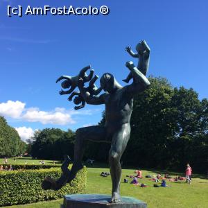 [P39] Parcul Vigheland din Oslo. Aici, joaca tăticului cu copiii lui...  » foto by Aurici
 - 
<span class="allrVoted glyphicon glyphicon-heart hidden" id="av788912"></span>
<a class="m-l-10 hidden" id="sv788912" onclick="voting_Foto_DelVot(,788912,12754)" role="button">șterge vot <span class="glyphicon glyphicon-remove"></span></a>
<a id="v9788912" class=" c-red"  onclick="voting_Foto_SetVot(788912)" role="button"><span class="glyphicon glyphicon-heart-empty"></span> <b>LIKE</b> = Votează poza</a> <img class="hidden"  id="f788912W9" src="/imagini/loader.gif" border="0" /><span class="AjErrMes hidden" id="e788912ErM"></span>