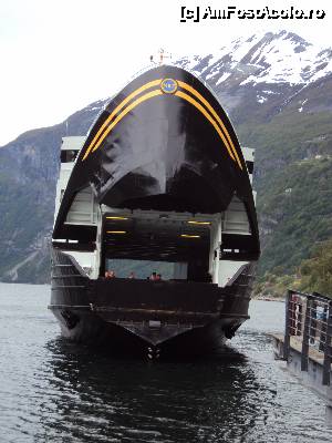 [P09] 9. Ferry-boatul ce ne va plimba în lungul fiordului Geiranger este gata să înghită autocarul » foto by msnd
 - 
<span class="allrVoted glyphicon glyphicon-heart hidden" id="av483568"></span>
<a class="m-l-10 hidden" id="sv483568" onclick="voting_Foto_DelVot(,483568,12754)" role="button">șterge vot <span class="glyphicon glyphicon-remove"></span></a>
<a id="v9483568" class=" c-red"  onclick="voting_Foto_SetVot(483568)" role="button"><span class="glyphicon glyphicon-heart-empty"></span> <b>LIKE</b> = Votează poza</a> <img class="hidden"  id="f483568W9" src="/imagini/loader.gif" border="0" /><span class="AjErrMes hidden" id="e483568ErM"></span>