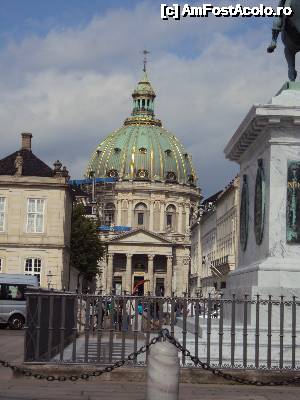 [P19] 19. Una din aleile ce pleacă din curte duce la ”Biserica de marmură”, biserica lui Frederik al V-lea. În fapt, biserica gândită inițial a fi din marmură, ea este placată cu calcar. » foto by msnd
 - 
<span class="allrVoted glyphicon glyphicon-heart hidden" id="av504079"></span>
<a class="m-l-10 hidden" id="sv504079" onclick="voting_Foto_DelVot(,504079,12754)" role="button">șterge vot <span class="glyphicon glyphicon-remove"></span></a>
<a id="v9504079" class=" c-red"  onclick="voting_Foto_SetVot(504079)" role="button"><span class="glyphicon glyphicon-heart-empty"></span> <b>LIKE</b> = Votează poza</a> <img class="hidden"  id="f504079W9" src="/imagini/loader.gif" border="0" /><span class="AjErrMes hidden" id="e504079ErM"></span>