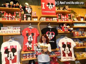 [P135] Copenhaga, in Disney land, un magazin super dotat si tare piperat la buzurar (de ex. 'doar' 200 koroane un tricou cu Mickey Mouse, aprox. 21 euro!!!)  » foto by ileanaxperta*
 - 
<span class="allrVoted glyphicon glyphicon-heart hidden" id="av367478"></span>
<a class="m-l-10 hidden" id="sv367478" onclick="voting_Foto_DelVot(,367478,12754)" role="button">șterge vot <span class="glyphicon glyphicon-remove"></span></a>
<a id="v9367478" class=" c-red"  onclick="voting_Foto_SetVot(367478)" role="button"><span class="glyphicon glyphicon-heart-empty"></span> <b>LIKE</b> = Votează poza</a> <img class="hidden"  id="f367478W9" src="/imagini/loader.gif" border="0" /><span class="AjErrMes hidden" id="e367478ErM"></span>