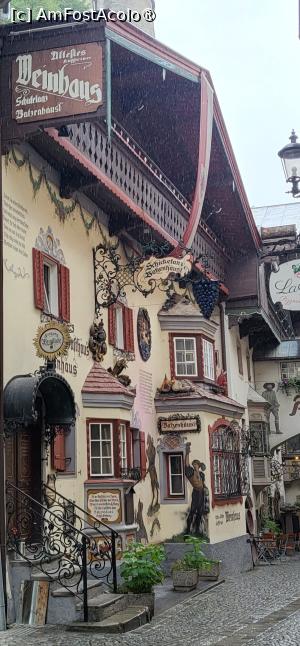 [P01] Batzenhäusl Schicketanz este cea mai veche taverna de vinuri din Kufstein, al carei exterior este decorat cu picturi murale colorate si zicale traditionale.

Tot aici, poate cel mai faimos loc, Auracher Löchl, este un cunoscut restaurant traditional, in care Karl Danzer a compus celebrul cantec, Kufsteiner Lied. Acesta gazduieste si cel mai mic restaurant in pod, din lume, restaurantul romantic Brücken, cu o masa la care se pot aseza doar 2 oaspeti. » foto by geani anto
 - 
<span class="allrVoted glyphicon glyphicon-heart hidden" id="av1419415"></span>
<a class="m-l-10 hidden" id="sv1419415" onclick="voting_Foto_DelVot(,1419415,12814)" role="button">șterge vot <span class="glyphicon glyphicon-remove"></span></a>
<a id="v91419415" class=" c-red"  onclick="voting_Foto_SetVot(1419415)" role="button"><span class="glyphicon glyphicon-heart-empty"></span> <b>LIKE</b> = Votează poza</a> <img class="hidden"  id="f1419415W9" src="/imagini/loader.gif" border="0" /><span class="AjErrMes hidden" id="e1419415ErM"></span>