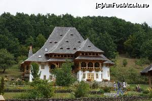 [P34] Casa Maicilor. Stăreția este mergând spre partea stângă a fotografiei iar colțul de acoperiș, ce se vede în dreapta, este al Aghiasmatar-ului.  » foto by Utube
 - 
<span class="allrVoted glyphicon glyphicon-heart hidden" id="av380411"></span>
<a class="m-l-10 hidden" id="sv380411" onclick="voting_Foto_DelVot(,380411,12832)" role="button">șterge vot <span class="glyphicon glyphicon-remove"></span></a>
<a id="v9380411" class=" c-red"  onclick="voting_Foto_SetVot(380411)" role="button"><span class="glyphicon glyphicon-heart-empty"></span> <b>LIKE</b> = Votează poza</a> <img class="hidden"  id="f380411W9" src="/imagini/loader.gif" border="0" /><span class="AjErrMes hidden" id="e380411ErM"></span>