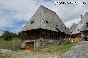 [P38] Casa Duhovnicului. Simplă dar adăpostește o persoană de o importanță covărșitoare în viața mănăstirii.  » foto by Utube
 - 
<span class="allrVoted glyphicon glyphicon-heart hidden" id="av380417"></span>
<a class="m-l-10 hidden" id="sv380417" onclick="voting_Foto_DelVot(,380417,12832)" role="button">șterge vot <span class="glyphicon glyphicon-remove"></span></a>
<a id="v9380417" class=" c-red"  onclick="voting_Foto_SetVot(380417)" role="button"><span class="glyphicon glyphicon-heart-empty"></span> <b>LIKE</b> = Votează poza</a> <img class="hidden"  id="f380417W9" src="/imagini/loader.gif" border="0" /><span class="AjErrMes hidden" id="e380417ErM"></span>