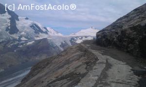 [P08] Traseu pe munte, paralel cu ghețarul Pasterze, la ieșirea din tunelurile din punctul de belvedere Kaizer Franz Josepf de pe Grossglockner Hochnalpenstrasse, Austria.  » foto by traian.leuca †
 - 
<span class="allrVoted glyphicon glyphicon-heart hidden" id="av709363"></span>
<a class="m-l-10 hidden" id="sv709363" onclick="voting_Foto_DelVot(,709363,12945)" role="button">șterge vot <span class="glyphicon glyphicon-remove"></span></a>
<a id="v9709363" class=" c-red"  onclick="voting_Foto_SetVot(709363)" role="button"><span class="glyphicon glyphicon-heart-empty"></span> <b>LIKE</b> = Votează poza</a> <img class="hidden"  id="f709363W9" src="/imagini/loader.gif" border="0" /><span class="AjErrMes hidden" id="e709363ErM"></span>