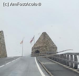 [P31] Dupa cateva locuri de popas se ajunge la Fuscher Torl, la 2428 metri, primul punct de belvedere catre varful Großglockner, locul memorial pentru muncitorii care au murit in timpul constructiei drumului. Desi am pornit la drum cu soare si vreme placuta, pe parcurs aceasta   s-a schimbat, soarele facand loc norilor, ploii si chiar fulgilor de zapada, vantul accentuand senzatia de frig. » foto by geani anto
 - 
<span class="allrVoted glyphicon glyphicon-heart hidden" id="av1423383"></span>
<a class="m-l-10 hidden" id="sv1423383" onclick="voting_Foto_DelVot(,1423383,12945)" role="button">șterge vot <span class="glyphicon glyphicon-remove"></span></a>
<a id="v91423383" class=" c-red"  onclick="voting_Foto_SetVot(1423383)" role="button"><span class="glyphicon glyphicon-heart-empty"></span> <b>LIKE</b> = Votează poza</a> <img class="hidden"  id="f1423383W9" src="/imagini/loader.gif" border="0" /><span class="AjErrMes hidden" id="e1423383ErM"></span>