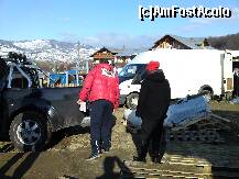 [P04] si de la particulari
domnul cu jeep-ul a venit cu sotia si fetita, cu haina neagra este fata preotului--Gabriela
duba era plina cu incaltaminte noua dela o fabrica » foto by roth
 - 
<span class="allrVoted glyphicon glyphicon-heart hidden" id="av284708"></span>
<a class="m-l-10 hidden" id="sv284708" onclick="voting_Foto_DelVot(,284708,13023)" role="button">șterge vot <span class="glyphicon glyphicon-remove"></span></a>
<a id="v9284708" class=" c-red"  onclick="voting_Foto_SetVot(284708)" role="button"><span class="glyphicon glyphicon-heart-empty"></span> <b>LIKE</b> = Votează poza</a> <img class="hidden"  id="f284708W9" src="/imagini/loader.gif" border="0" /><span class="AjErrMes hidden" id="e284708ErM"></span>