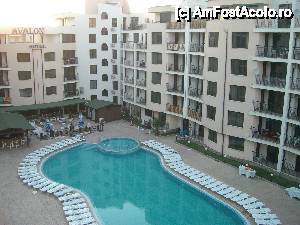 [P02] Vedere asupra piscinei hotelului Avalon luata din living-ul apartamentului - august 2011 » foto by adry24
 - 
<span class="allrVoted glyphicon glyphicon-heart hidden" id="av476711"></span>
<a class="m-l-10 hidden" id="sv476711" onclick="voting_Foto_DelVot(,476711,13085)" role="button">șterge vot <span class="glyphicon glyphicon-remove"></span></a>
<a id="v9476711" class=" c-red"  onclick="voting_Foto_SetVot(476711)" role="button"><span class="glyphicon glyphicon-heart-empty"></span> <b>LIKE</b> = Votează poza</a> <img class="hidden"  id="f476711W9" src="/imagini/loader.gif" border="0" /><span class="AjErrMes hidden" id="e476711ErM"></span>
