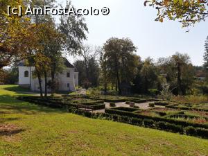 [P04] Dupa ce am intrat pe poarta, am mers pe o alee umbrita de castani pana am ajuns la o mica gradina, cu garduri vii, plante, copaci si banci. Un pavilion din lemn si un iaz cu nuferi roz intregesc imaginea parcului. » foto by geani anto
 - 
<span class="allrVoted glyphicon glyphicon-heart hidden" id="av1283530"></span>
<a class="m-l-10 hidden" id="sv1283530" onclick="voting_Foto_DelVot(,1283530,13139)" role="button">șterge vot <span class="glyphicon glyphicon-remove"></span></a>
<a id="v91283530" class=" c-red"  onclick="voting_Foto_SetVot(1283530)" role="button"><span class="glyphicon glyphicon-heart-empty"></span> <b>LIKE</b> = Votează poza</a> <img class="hidden"  id="f1283530W9" src="/imagini/loader.gif" border="0" /><span class="AjErrMes hidden" id="e1283530ErM"></span>