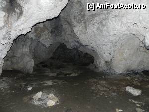 P15 [NOV-2012] Cam pe aici se desprinde culoarul secundar. Poza este făcută către intrare, se văd primele excavaţii, şi culoarul secundar este în dreapta, dar, cum vii dinspre intrare, este pe stînga. 