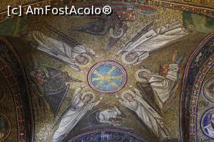 [P80] Ravenna, Museo Arcivescovile, Cappella Sant'Andrea, cupola cu cei 4 arhangheli ținând monograma lui Hristos și cei 4 evangheliști reprezentați prin simboluri, având fiecare cartea evanghelică » foto by mprofeanu
 - 
<span class="allrVoted glyphicon glyphicon-heart hidden" id="av1348861"></span>
<a class="m-l-10 hidden" id="sv1348861" onclick="voting_Foto_DelVot(,1348861,13338)" role="button">șterge vot <span class="glyphicon glyphicon-remove"></span></a>
<a id="v91348861" class=" c-red"  onclick="voting_Foto_SetVot(1348861)" role="button"><span class="glyphicon glyphicon-heart-empty"></span> <b>LIKE</b> = Votează poza</a> <img class="hidden"  id="f1348861W9" src="/imagini/loader.gif" border="0" /><span class="AjErrMes hidden" id="e1348861ErM"></span>