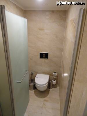 [P43] Foto 41 - Camera 1117 - Cabina WC-ului este foarte stramta » foto by Wayfarer
 - 
<span class="allrVoted glyphicon glyphicon-heart hidden" id="av668174"></span>
<a class="m-l-10 hidden" id="sv668174" onclick="voting_Foto_DelVot(,668174,13397)" role="button">șterge vot <span class="glyphicon glyphicon-remove"></span></a>
<a id="v9668174" class=" c-red"  onclick="voting_Foto_SetVot(668174)" role="button"><span class="glyphicon glyphicon-heart-empty"></span> <b>LIKE</b> = Votează poza</a> <img class="hidden"  id="f668174W9" src="/imagini/loader.gif" border="0" /><span class="AjErrMes hidden" id="e668174ErM"></span>
