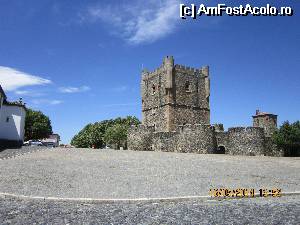 [P19] Cetatea cu castelul din Braganca, cu metereze si ambrazuri pentru tragatorii cu arcuri. Hazliu a fost ca in fata portii sunt doua ambrazuri care vizeaza nepoftitii dar clar se omoara arcasii intre ei, dupa cat de inguste si perfect aliniate sunt.  » foto by Albinoium
 - 
<span class="allrVoted glyphicon glyphicon-heart hidden" id="av511080"></span>
<a class="m-l-10 hidden" id="sv511080" onclick="voting_Foto_DelVot(,511080,13409)" role="button">șterge vot <span class="glyphicon glyphicon-remove"></span></a>
<a id="v9511080" class=" c-red"  onclick="voting_Foto_SetVot(511080)" role="button"><span class="glyphicon glyphicon-heart-empty"></span> <b>LIKE</b> = Votează poza</a> <img class="hidden"  id="f511080W9" src="/imagini/loader.gif" border="0" /><span class="AjErrMes hidden" id="e511080ErM"></span>