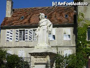 [P01] Bourges - Statuia lui Jacques Coeur din fața Palatului.  » foto by doina_c24
 - 
<span class="allrVoted glyphicon glyphicon-heart hidden" id="av401934"></span>
<a class="m-l-10 hidden" id="sv401934" onclick="voting_Foto_DelVot(,401934,13666)" role="button">șterge vot <span class="glyphicon glyphicon-remove"></span></a>
<a id="v9401934" class=" c-red"  onclick="voting_Foto_SetVot(401934)" role="button"><span class="glyphicon glyphicon-heart-empty"></span> <b>LIKE</b> = Votează poza</a> <img class="hidden"  id="f401934W9" src="/imagini/loader.gif" border="0" /><span class="AjErrMes hidden" id="e401934ErM"></span>