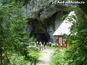 [P30] Peștera Poarta lui Ionele. Locul amenajat pentru grătar, din apropierea peșterii » foto by FlorinAndrei
 - 
<span class="allrVoted glyphicon glyphicon-heart hidden" id="av620406"></span>
<a class="m-l-10 hidden" id="sv620406" onclick="voting_Foto_DelVot(,620406,13782)" role="button">șterge vot <span class="glyphicon glyphicon-remove"></span></a>
<a id="v9620406" class=" c-red"  onclick="voting_Foto_SetVot(620406)" role="button"><span class="glyphicon glyphicon-heart-empty"></span> <b>LIKE</b> = Votează poza</a> <img class="hidden"  id="f620406W9" src="/imagini/loader.gif" border="0" /><span class="AjErrMes hidden" id="e620406ErM"></span>