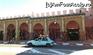 [P09] Petit taxi in fata magazinelor de covoare.  » foto by alinaro
 - 
<span class="allrVoted glyphicon glyphicon-heart hidden" id="av666304"></span>
<a class="m-l-10 hidden" id="sv666304" onclick="voting_Foto_DelVot(,666304,13898)" role="button">șterge vot <span class="glyphicon glyphicon-remove"></span></a>
<a id="v9666304" class=" c-red"  onclick="voting_Foto_SetVot(666304)" role="button"><span class="glyphicon glyphicon-heart-empty"></span> <b>LIKE</b> = Votează poza</a> <img class="hidden"  id="f666304W9" src="/imagini/loader.gif" border="0" /><span class="AjErrMes hidden" id="e666304ErM"></span>