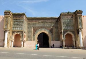 [P09] Meknès, Place El Hedime, Bab El Mansour Laalej, Fațada exterioară placată cu zellige albastre înainte de restaurare » foto by mprofeanu <span class="label label-default labelC_thin small">NEVOTABILĂ</span>