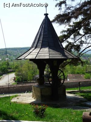 [P10] Fântână în curtea complexului monastic de la Coșula.  » foto by tata123 🔱
 - 
<span class="allrVoted glyphicon glyphicon-heart hidden" id="av967204"></span>
<a class="m-l-10 hidden" id="sv967204" onclick="voting_Foto_DelVot(,967204,14160)" role="button">șterge vot <span class="glyphicon glyphicon-remove"></span></a>
<a id="v9967204" class=" c-red"  onclick="voting_Foto_SetVot(967204)" role="button"><span class="glyphicon glyphicon-heart-empty"></span> <b>LIKE</b> = Votează poza</a> <img class="hidden"  id="f967204W9" src="/imagini/loader.gif" border="0" /><span class="AjErrMes hidden" id="e967204ErM"></span>