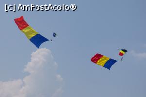 [P40] Paraşutişti ducând cu mândrie tricolorul » foto by Claudiu U.
 - 
<span class="allrVoted glyphicon glyphicon-heart hidden" id="av878167"></span>
<a class="m-l-10 hidden" id="sv878167" onclick="voting_Foto_DelVot(,878167,14175)" role="button">șterge vot <span class="glyphicon glyphicon-remove"></span></a>
<a id="v9878167" class=" c-red"  onclick="voting_Foto_SetVot(878167)" role="button"><span class="glyphicon glyphicon-heart-empty"></span> <b>LIKE</b> = Votează poza</a> <img class="hidden"  id="f878167W9" src="/imagini/loader.gif" border="0" /><span class="AjErrMes hidden" id="e878167ErM"></span>