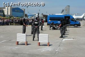 [P24] Exerciţiu demonstrativ - luptătorii SASS » foto by Claudiu U.
 - 
<span class="allrVoted glyphicon glyphicon-heart hidden" id="av966906"></span>
<a class="m-l-10 hidden" id="sv966906" onclick="voting_Foto_DelVot(,966906,14175)" role="button">șterge vot <span class="glyphicon glyphicon-remove"></span></a>
<a id="v9966906" class=" c-red"  onclick="voting_Foto_SetVot(966906)" role="button"><span class="glyphicon glyphicon-heart-empty"></span> <b>LIKE</b> = Votează poza</a> <img class="hidden"  id="f966906W9" src="/imagini/loader.gif" border="0" /><span class="AjErrMes hidden" id="e966906ErM"></span>