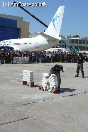 [P25] Exerciţiu demonstrativ - luptătorii SASS » foto by Claudiu U.
 - 
<span class="allrVoted glyphicon glyphicon-heart hidden" id="av966907"></span>
<a class="m-l-10 hidden" id="sv966907" onclick="voting_Foto_DelVot(,966907,14175)" role="button">șterge vot <span class="glyphicon glyphicon-remove"></span></a>
<a id="v9966907" class=" c-red"  onclick="voting_Foto_SetVot(966907)" role="button"><span class="glyphicon glyphicon-heart-empty"></span> <b>LIKE</b> = Votează poza</a> <img class="hidden"  id="f966907W9" src="/imagini/loader.gif" border="0" /><span class="AjErrMes hidden" id="e966907ErM"></span>