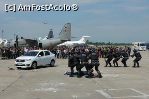 [P26] Exerciţiu demonstrativ - luptătorii SASS » foto by Claudiu U.
 - 
<span class="allrVoted glyphicon glyphicon-heart hidden" id="av966908"></span>
<a class="m-l-10 hidden" id="sv966908" onclick="voting_Foto_DelVot(,966908,14175)" role="button">șterge vot <span class="glyphicon glyphicon-remove"></span></a>
<a id="v9966908" class=" c-red"  onclick="voting_Foto_SetVot(966908)" role="button"><span class="glyphicon glyphicon-heart-empty"></span> <b>LIKE</b> = Votează poza</a> <img class="hidden"  id="f966908W9" src="/imagini/loader.gif" border="0" /><span class="AjErrMes hidden" id="e966908ErM"></span>