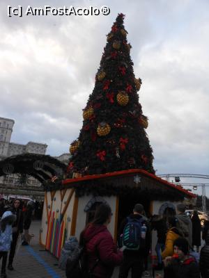 [P09] București - Târgul de Crăciun 2022. Căsuța și bradul împodobit. » foto by iulianic
 - 
<span class="allrVoted glyphicon glyphicon-heart hidden" id="av1341633"></span>
<a class="m-l-10 hidden" id="sv1341633" onclick="voting_Foto_DelVot(,1341633,14175)" role="button">șterge vot <span class="glyphicon glyphicon-remove"></span></a>
<a id="v91341633" class=" c-red"  onclick="voting_Foto_SetVot(1341633)" role="button"><span class="glyphicon glyphicon-heart-empty"></span> <b>LIKE</b> = Votează poza</a> <img class="hidden"  id="f1341633W9" src="/imagini/loader.gif" border="0" /><span class="AjErrMes hidden" id="e1341633ErM"></span>