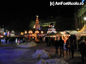 [P04] Imagine de ansamblu, în care se vede bradul, caruselul, distanța dintre tarabe și mormanele de zăpadă » foto by abancor
 - 
<span class="allrVoted glyphicon glyphicon-heart hidden" id="av417813"></span>
<a class="m-l-10 hidden" id="sv417813" onclick="voting_Foto_DelVot(,417813,14175)" role="button">șterge vot <span class="glyphicon glyphicon-remove"></span></a>
<a id="v9417813" class=" c-red"  onclick="voting_Foto_SetVot(417813)" role="button"><span class="glyphicon glyphicon-heart-empty"></span> <b>LIKE</b> = Votează poza</a> <img class="hidden"  id="f417813W9" src="/imagini/loader.gif" border="0" /><span class="AjErrMes hidden" id="e417813ErM"></span>