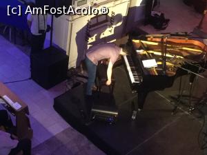 [P14] Jazz in church - Normal ca initial am crezut ca a venit cineva sa aranjeze scaunul » foto by mishu
 - 
<span class="allrVoted glyphicon glyphicon-heart hidden" id="av960402"></span>
<a class="m-l-10 hidden" id="sv960402" onclick="voting_Foto_DelVot(,960402,14175)" role="button">șterge vot <span class="glyphicon glyphicon-remove"></span></a>
<a id="v9960402" class=" c-red"  onclick="voting_Foto_SetVot(960402)" role="button"><span class="glyphicon glyphicon-heart-empty"></span> <b>LIKE</b> = Votează poza</a> <img class="hidden"  id="f960402W9" src="/imagini/loader.gif" border="0" /><span class="AjErrMes hidden" id="e960402ErM"></span>