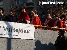 [P13] Actorii Teatrului Masca urmarind colindele de sus. » foto by Horia
 - 
<span class="allrVoted glyphicon glyphicon-heart hidden" id="av172047"></span>
<a class="m-l-10 hidden" id="sv172047" onclick="voting_Foto_DelVot(,172047,14175)" role="button">șterge vot <span class="glyphicon glyphicon-remove"></span></a>
<a id="v9172047" class=" c-red"  onclick="voting_Foto_SetVot(172047)" role="button"><span class="glyphicon glyphicon-heart-empty"></span> <b>LIKE</b> = Votează poza</a> <img class="hidden"  id="f172047W9" src="/imagini/loader.gif" border="0" /><span class="AjErrMes hidden" id="e172047ErM"></span>